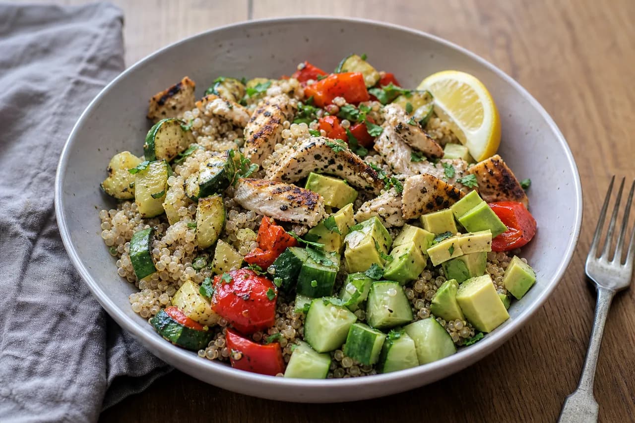 Presentación de Tazón de quinoa, pollo y aguacate