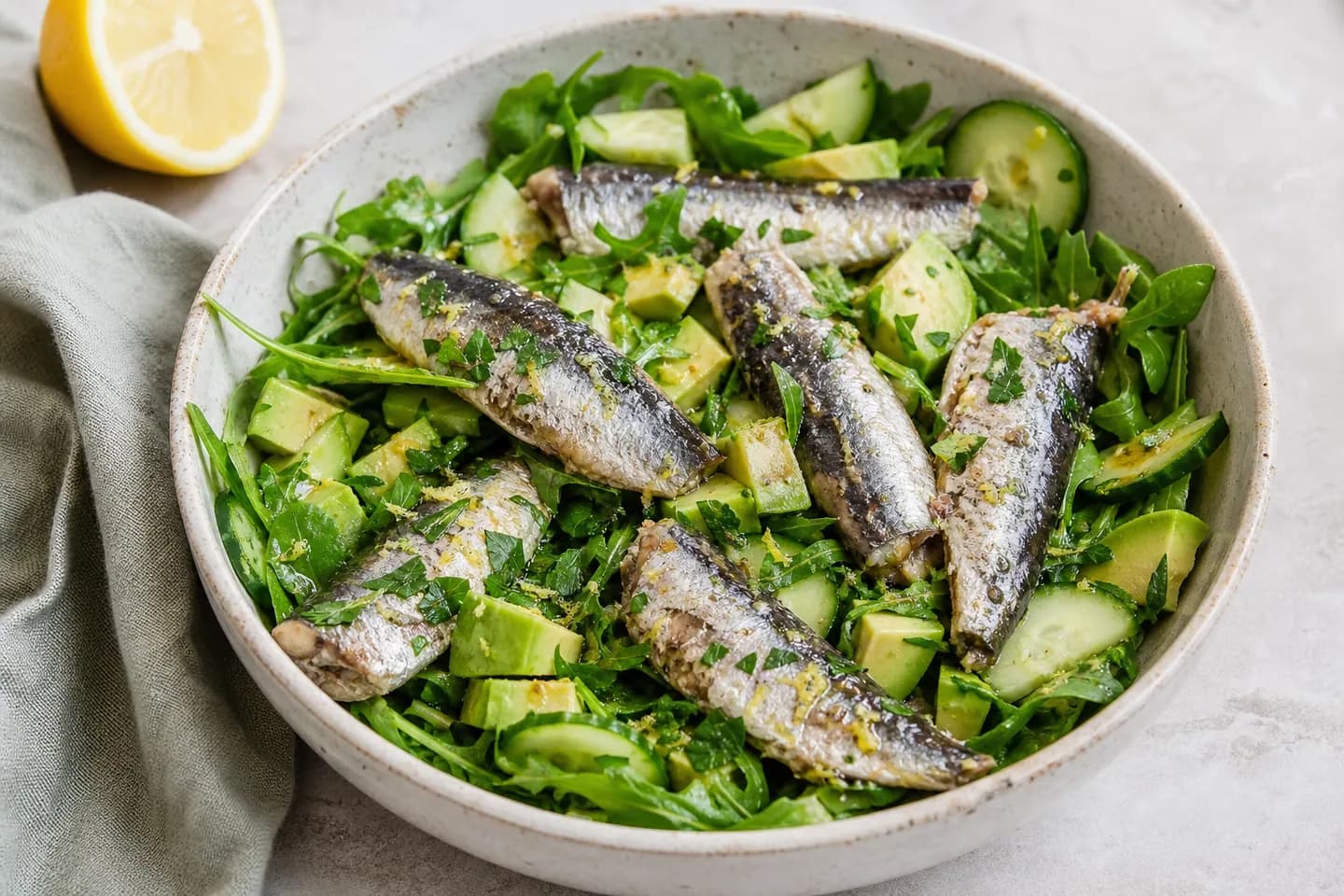 Presentación de Ensalada keto de sardinas, aguacate y limón